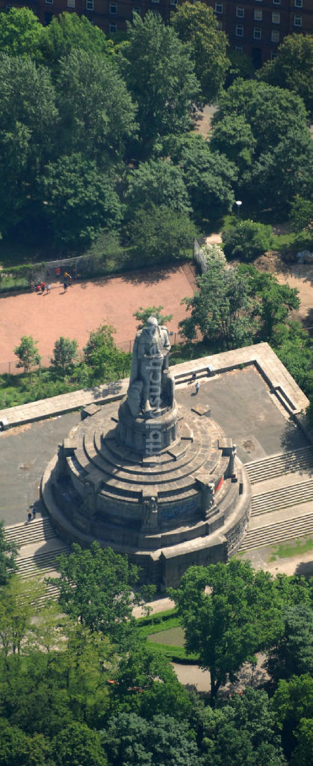 Hamburg aus der Vogelperspektive: Größtes Bismarck - Denkmal im Alten Elbpark in Hamburg