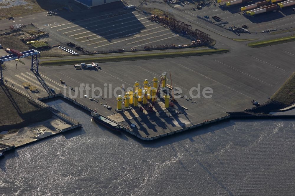 Cuxhaven von oben - Größtes Offshore-Terminal von Deutschland an der Elbe in Cuxhaven im Bundesland Niedersachsen