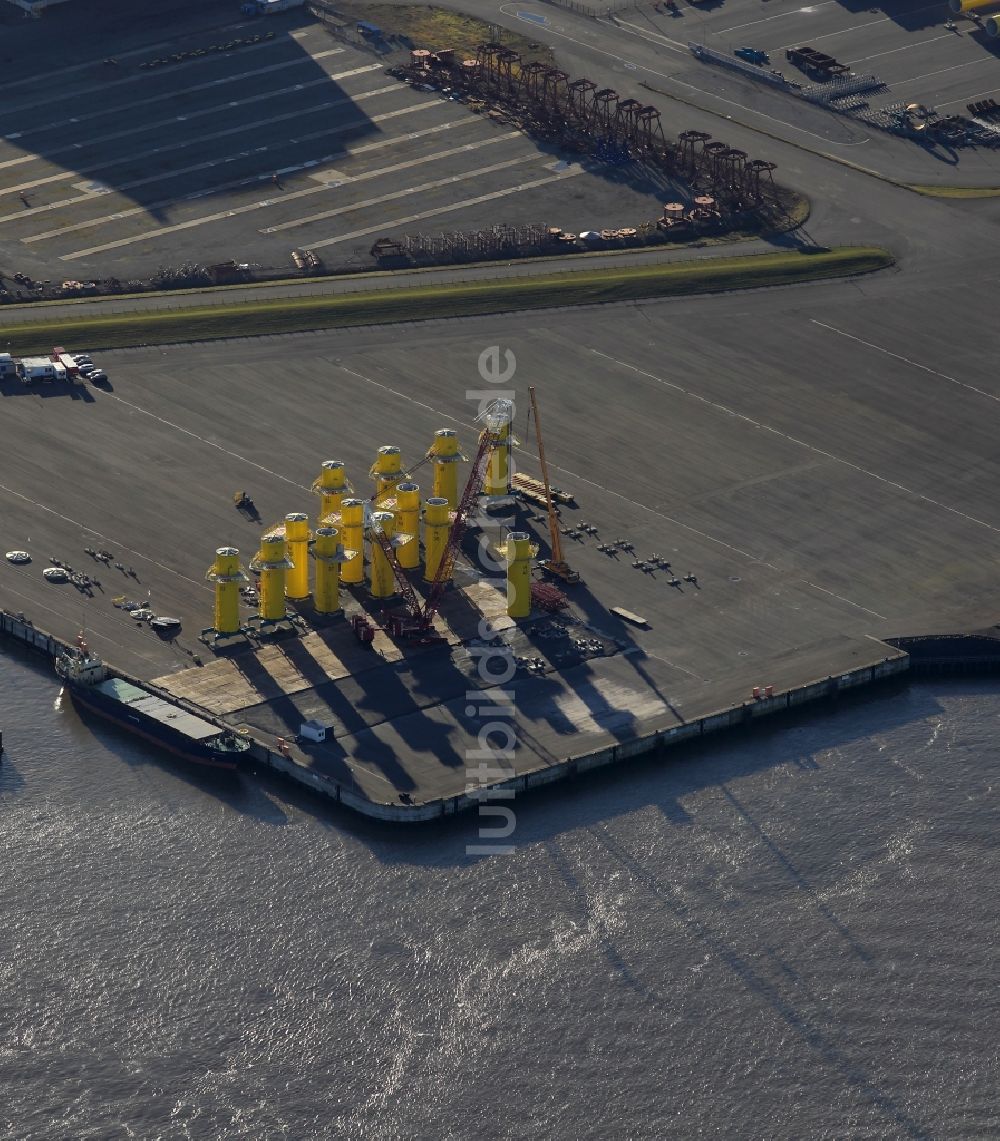 Cuxhaven aus der Vogelperspektive: Größtes Offshore-Terminal von Deutschland an der Elbe in Cuxhaven im Bundesland Niedersachsen