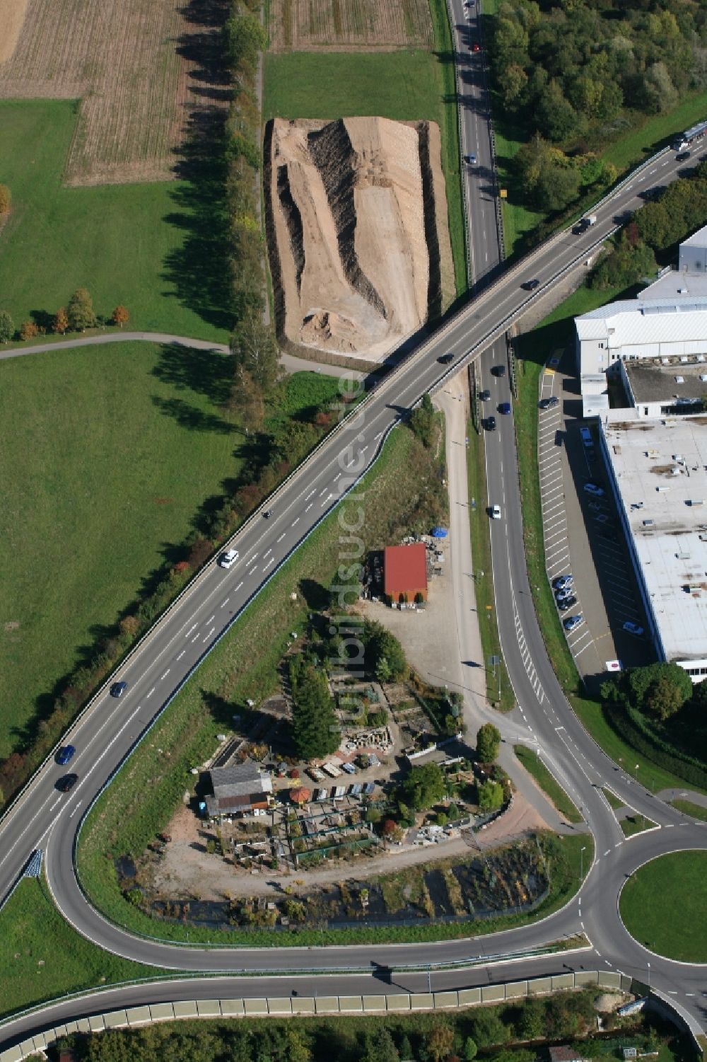 Luftbild Maulburg - Gärtnerei an Straßenzufahrt und Baustelle mit teporären Erdarbeiten und Aufschüttungen in Maulburg im Bundesland Baden-Württemberg, Deutschland