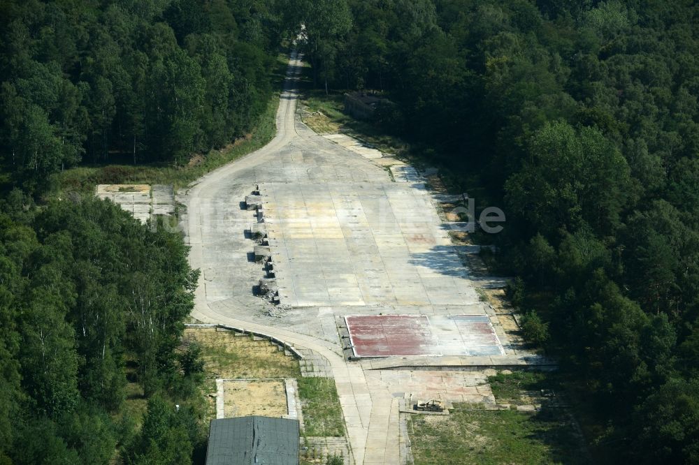 Laußig aus der Vogelperspektive: Grundriss einer alten Lagerhalle nach dem Abriss auf einem Gelände in einem Waldgebiet in Laußig im Bundesland Sachsen