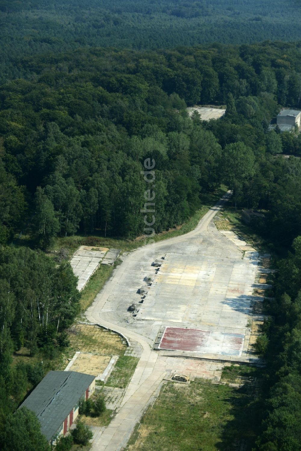 Luftbild Laußig - Grundriss einer alten Lagerhalle nach dem Abriss auf einem Gelände in einem Waldgebiet in Laußig im Bundesland Sachsen