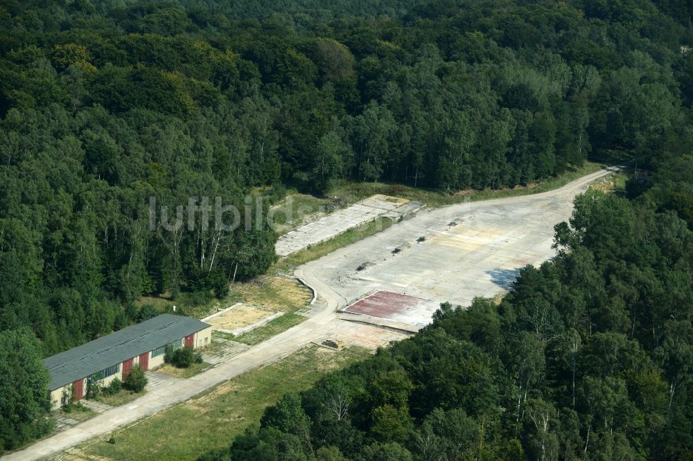 Laußig von oben - Grundriss einer alten Lagerhalle nach dem Abriss auf einem Gelände in einem Waldgebiet in Laußig im Bundesland Sachsen