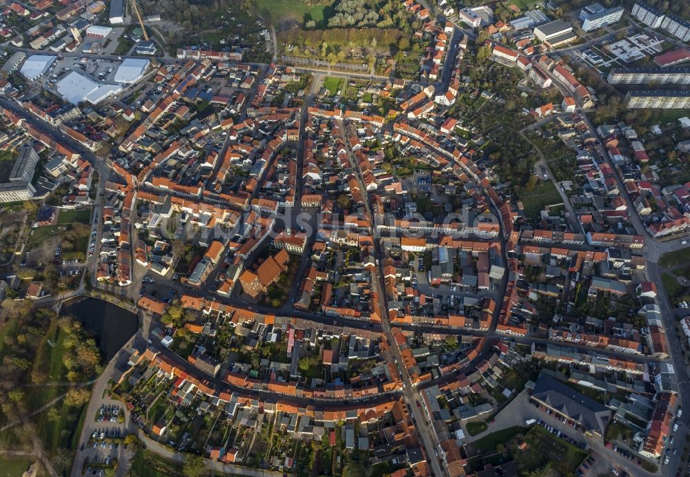 Teterow von oben - Grundriss der Stadt Teterow mit Kirche St.Peter und Paul im Zentrum der Altstadt von Teterow in Mecklenburg-Vorpommern