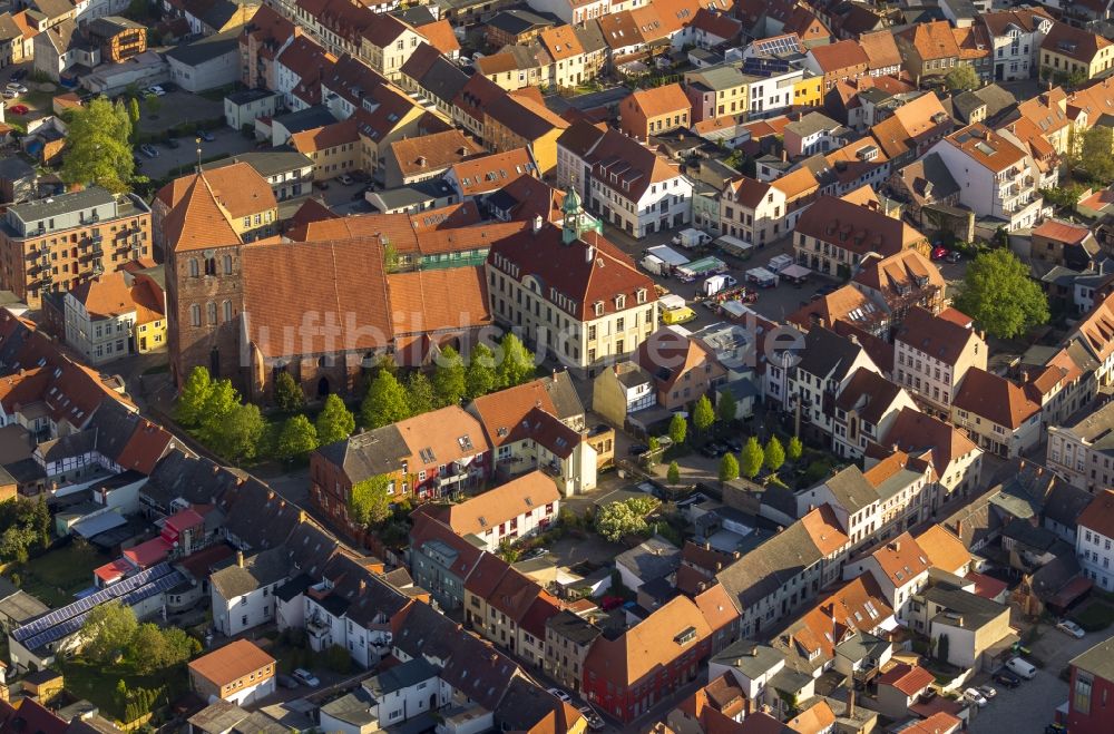 Luftbild Teterow - Grundriss der Stadt Teterow mit Kirche St.Peter und Paul im Zentrum der Altstadt von Teterow in Mecklenburg-Vorpommern