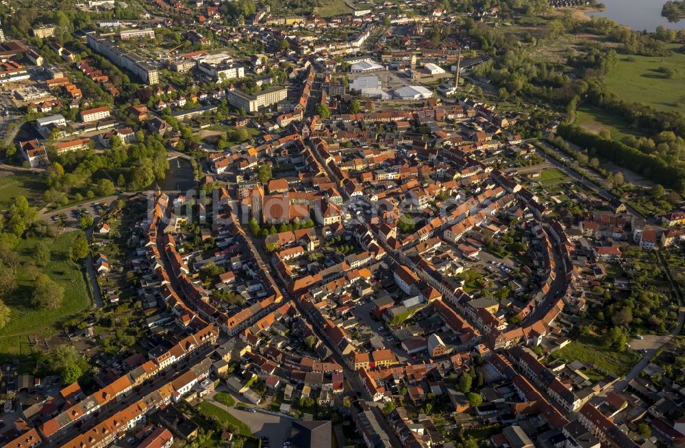 Luftaufnahme Teterow - Grundriss der Stadt Teterow mit Kirche St.Peter und Paul im Zentrum der Altstadt von Teterow in Mecklenburg-Vorpommern