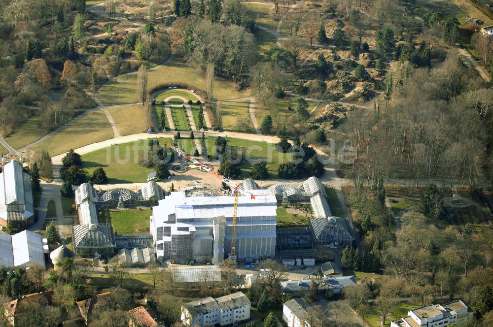 Berlin aus der Vogelperspektive: Grundsanierung des Großen Tropenhaus im Botanischen Garten Berlin.