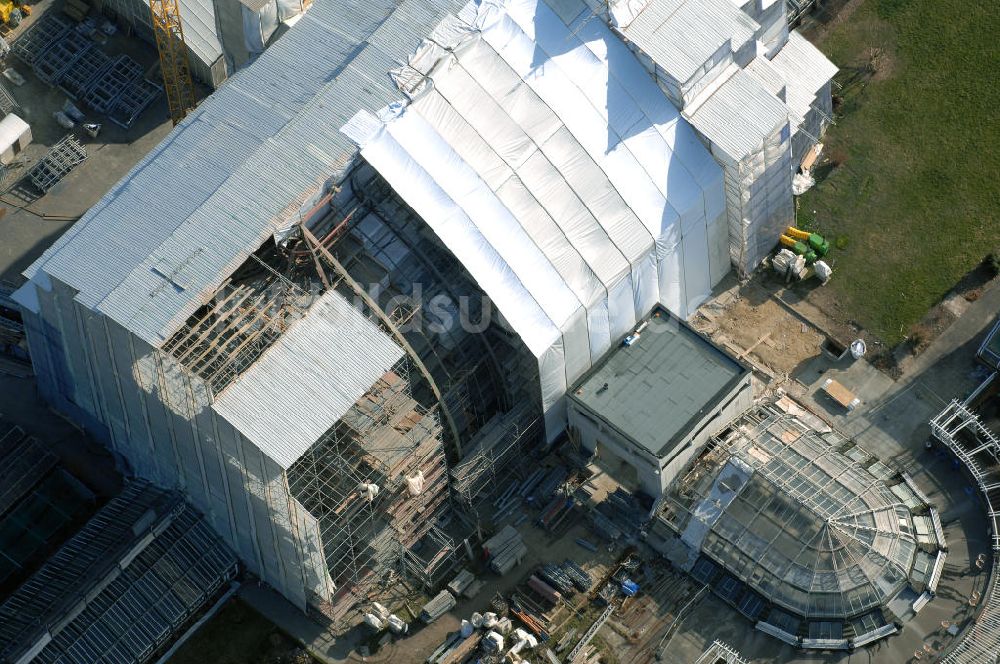 Luftbild Berlin - Grundsanierung des Großen Tropenhaus im Botanischen Garten Berlin.