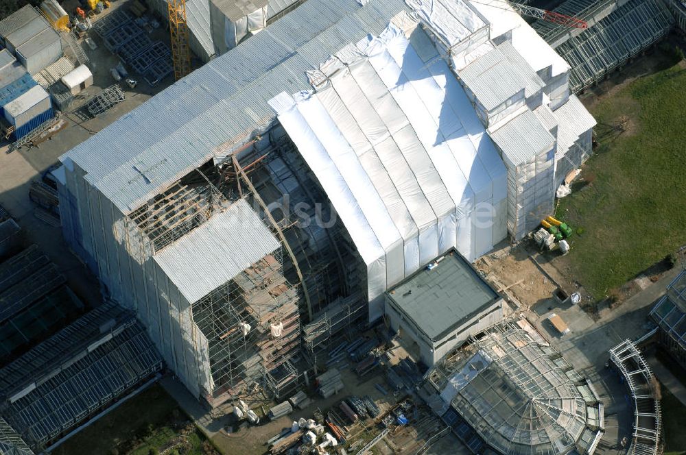 Luftaufnahme Berlin - Grundsanierung des Großen Tropenhaus im Botanischen Garten Berlin.