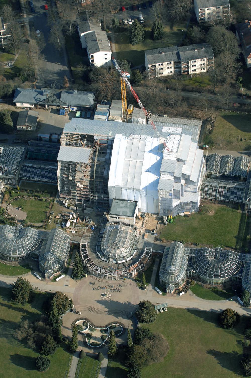 Luftaufnahme Berlin - Grundsanierung des Großen Tropenhaus im Botanischen Garten Berlin.