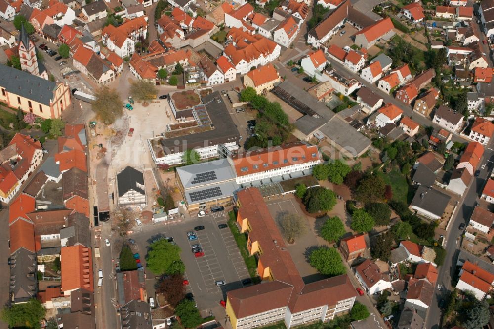 Nieder-Olm von oben - Grundschule in der Innenstadt von Nieder-Olm im Bundesland Rheinland-Pfalz