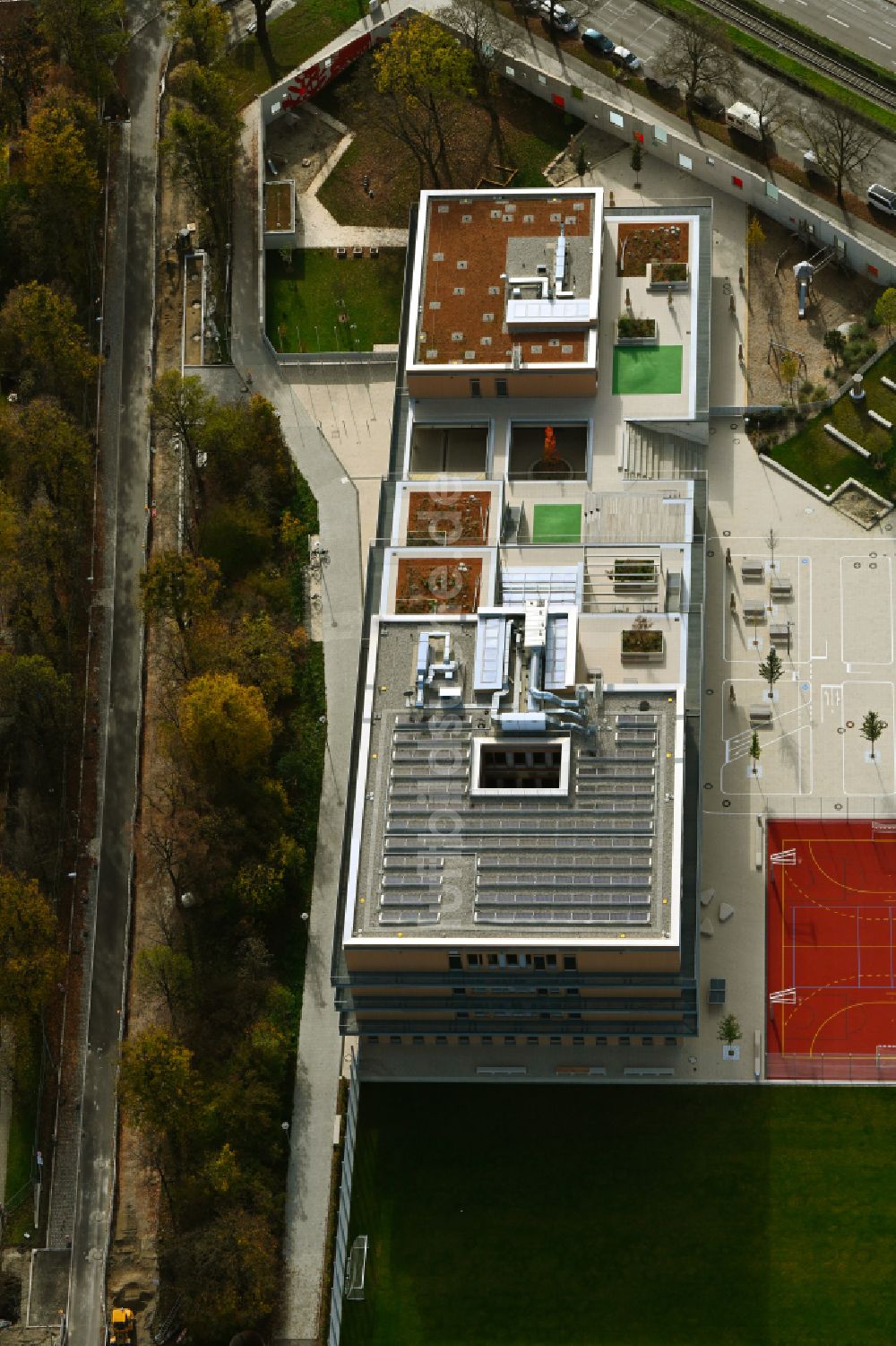 München aus der Vogelperspektive: Grundschule in München im Bundesland Bayern, Deutschland