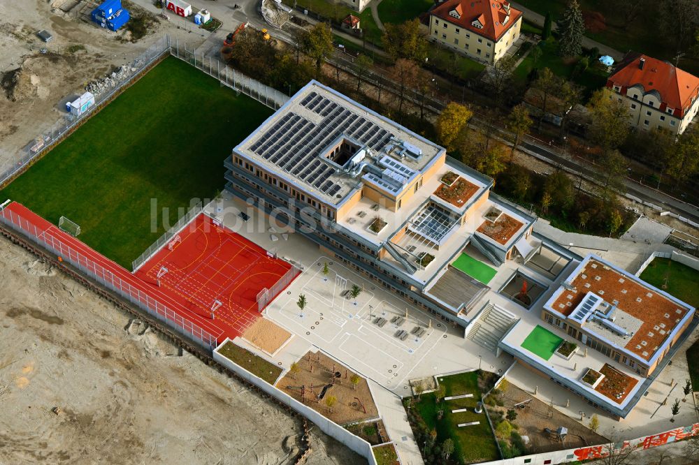 Luftaufnahme München - Grundschule in München im Bundesland Bayern, Deutschland