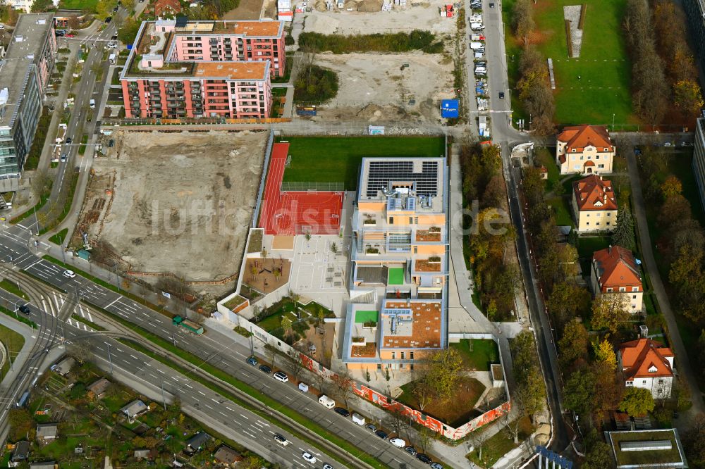 München aus der Vogelperspektive: Grundschule in München im Bundesland Bayern, Deutschland