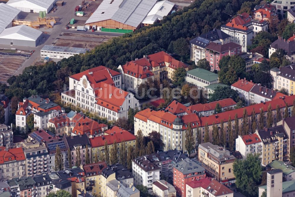 München von oben - Grundschule und Sonderpädagogisches Förderzentrum Stielerstraße in München im Bundesland Bayern