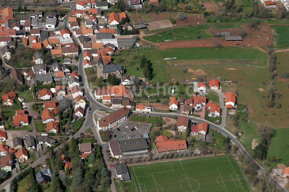 Weinsheim aus der Vogelperspektive: Grundschule und Sportgelände in Weinsheim im Bundesland Rheinland-Pfalz