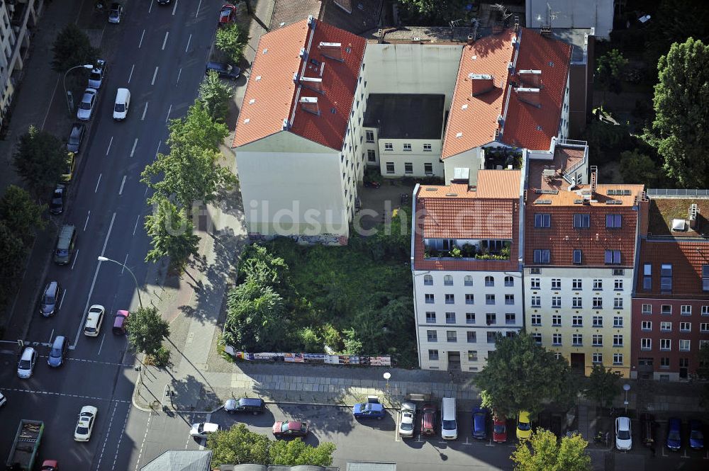 Berlin aus der Vogelperspektive: Grundstück Ecke Brunnenstraße / Anklamer Straße im Prenzlauer Berg