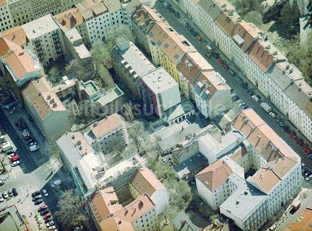 Berlin - Prenzlauer - Berg aus der Vogelperspektive: Grundstücksbereich der Lottumstraße 12 in Berlin - Prenzlauer - Berg.