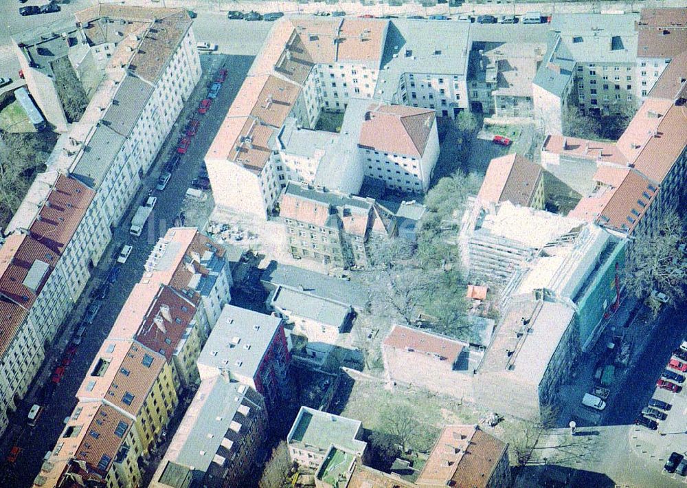 Berlin - Prenzlauer - Berg aus der Vogelperspektive: Grundstücksbereich der Lottumstraße 12 in Berlin - Prenzlauer - Berg.