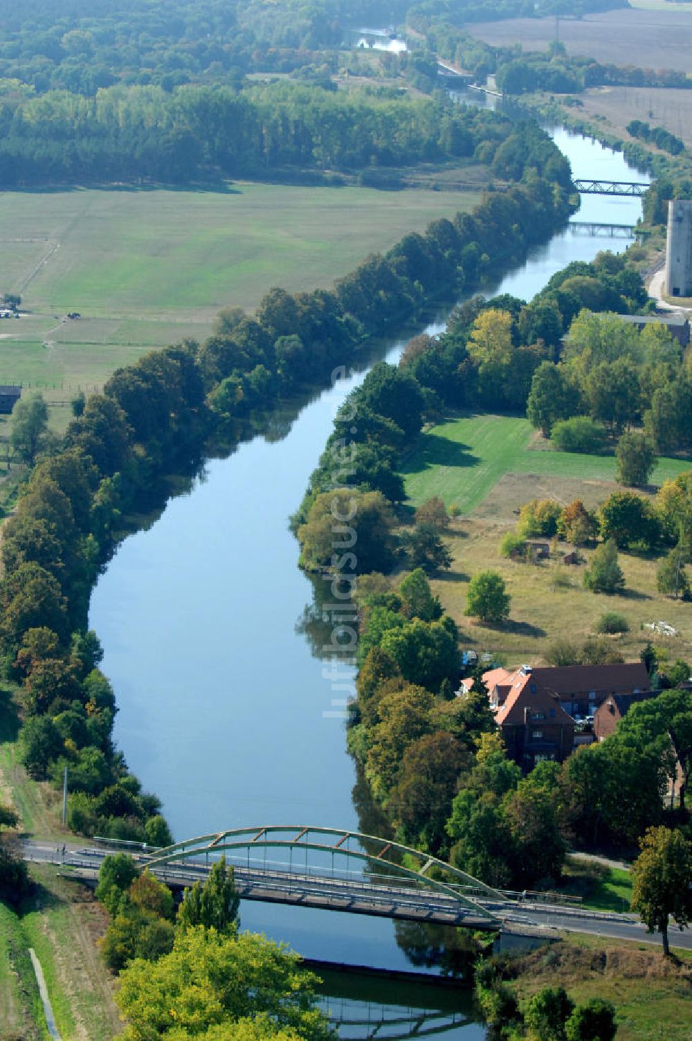 GÜSEN von oben - Güsener Straßenbrücke