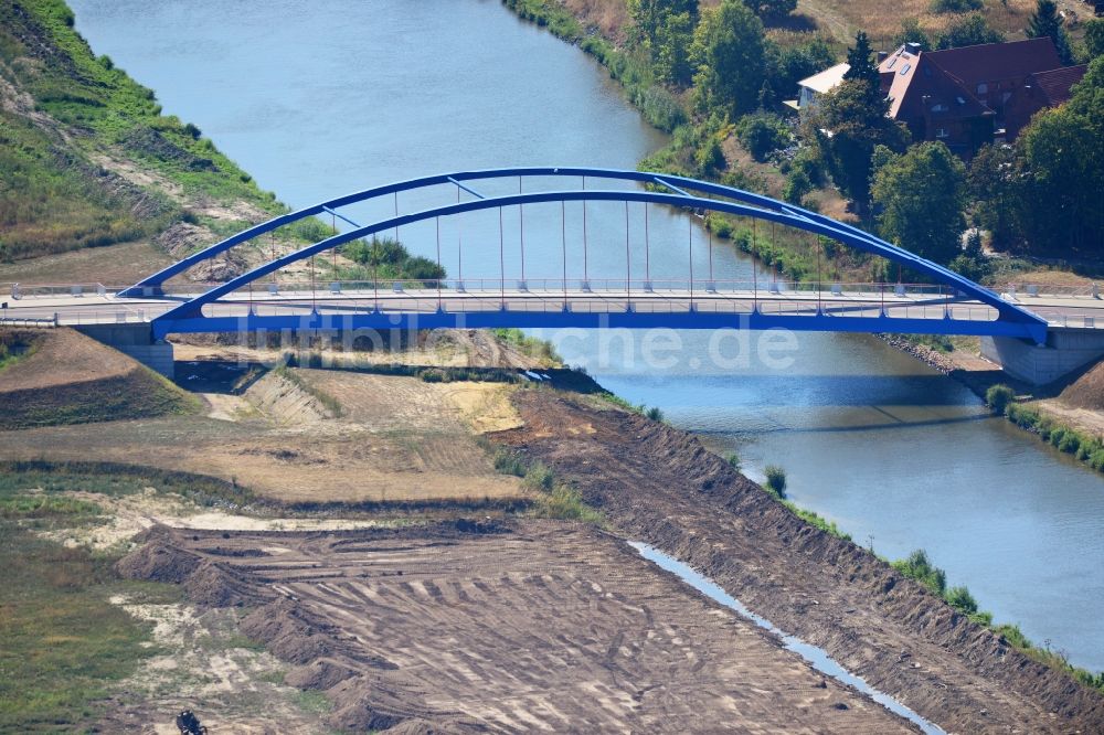 Luftaufnahme Güsen - Güsener Straßenbrücke über dem Elbe-Havel-Kanal im Bundesland Sachsen-Anhalt