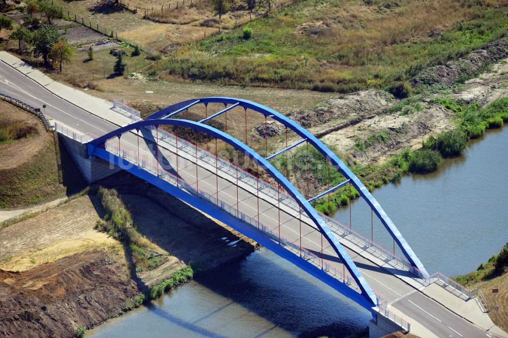 Güsen von oben - Güsener Straßenbrücke über dem Elbe-Havel-Kanal im Bundesland Sachsen-Anhalt