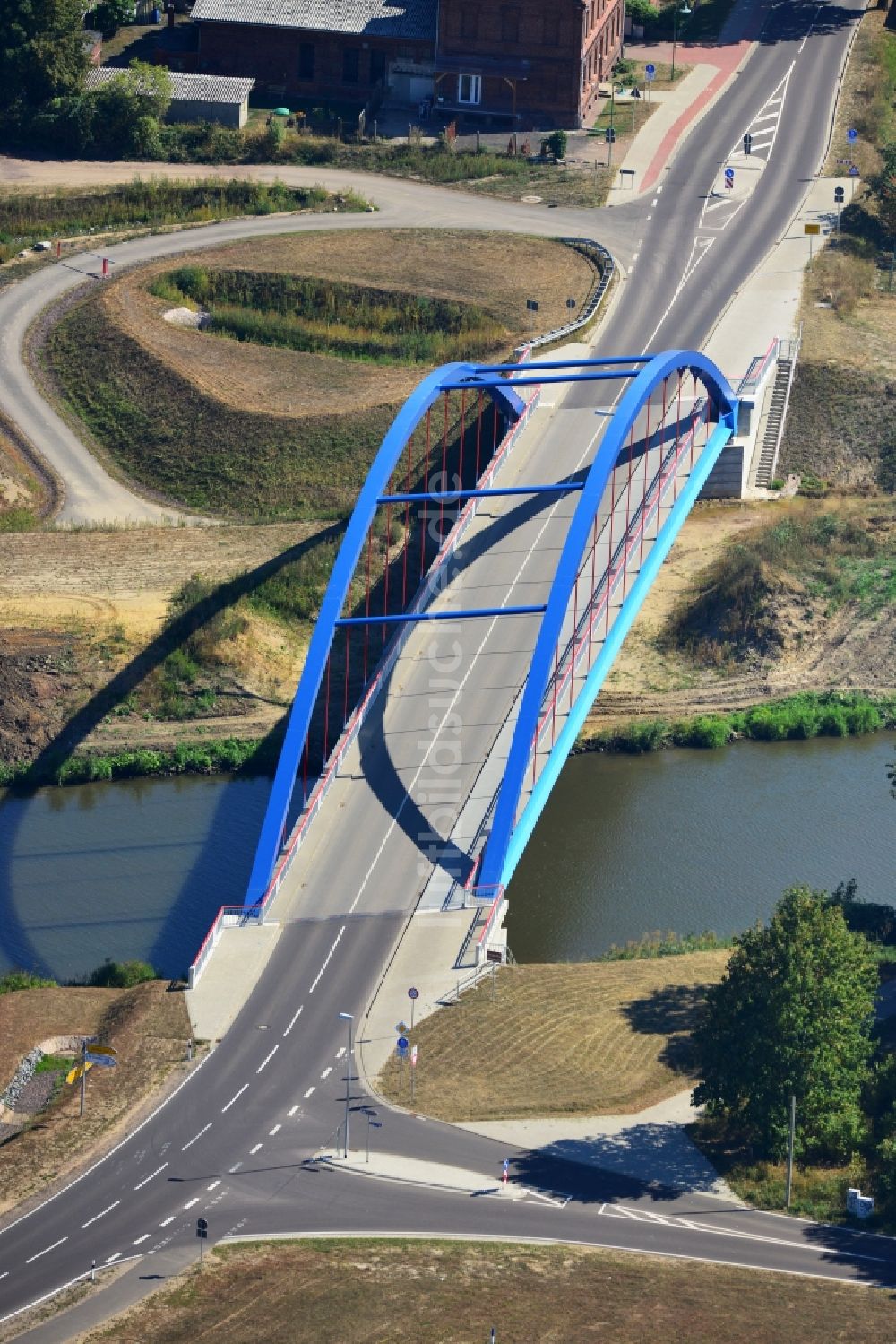 Güsen aus der Vogelperspektive: Güsener Straßenbrücke über dem Elbe-Havel-Kanal im Bundesland Sachsen-Anhalt