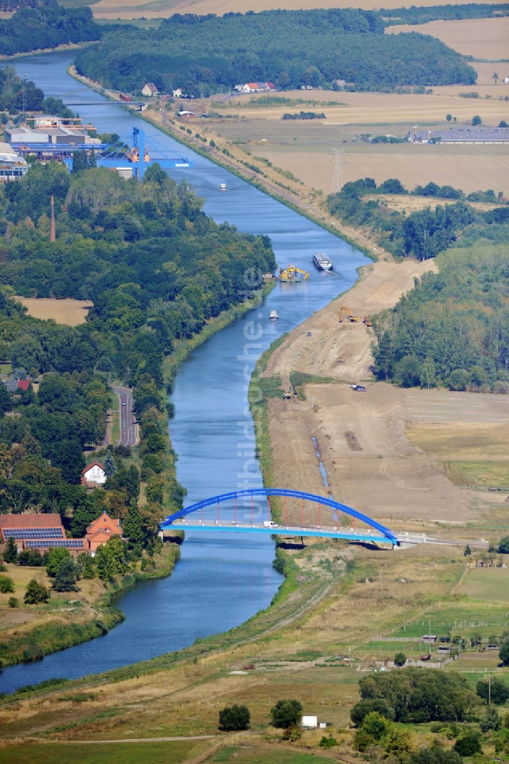 Güsen von oben - Güsener Straßenbrücke über dem Elbe-Havel-Kanal im Bundesland Sachsen-Anhalt