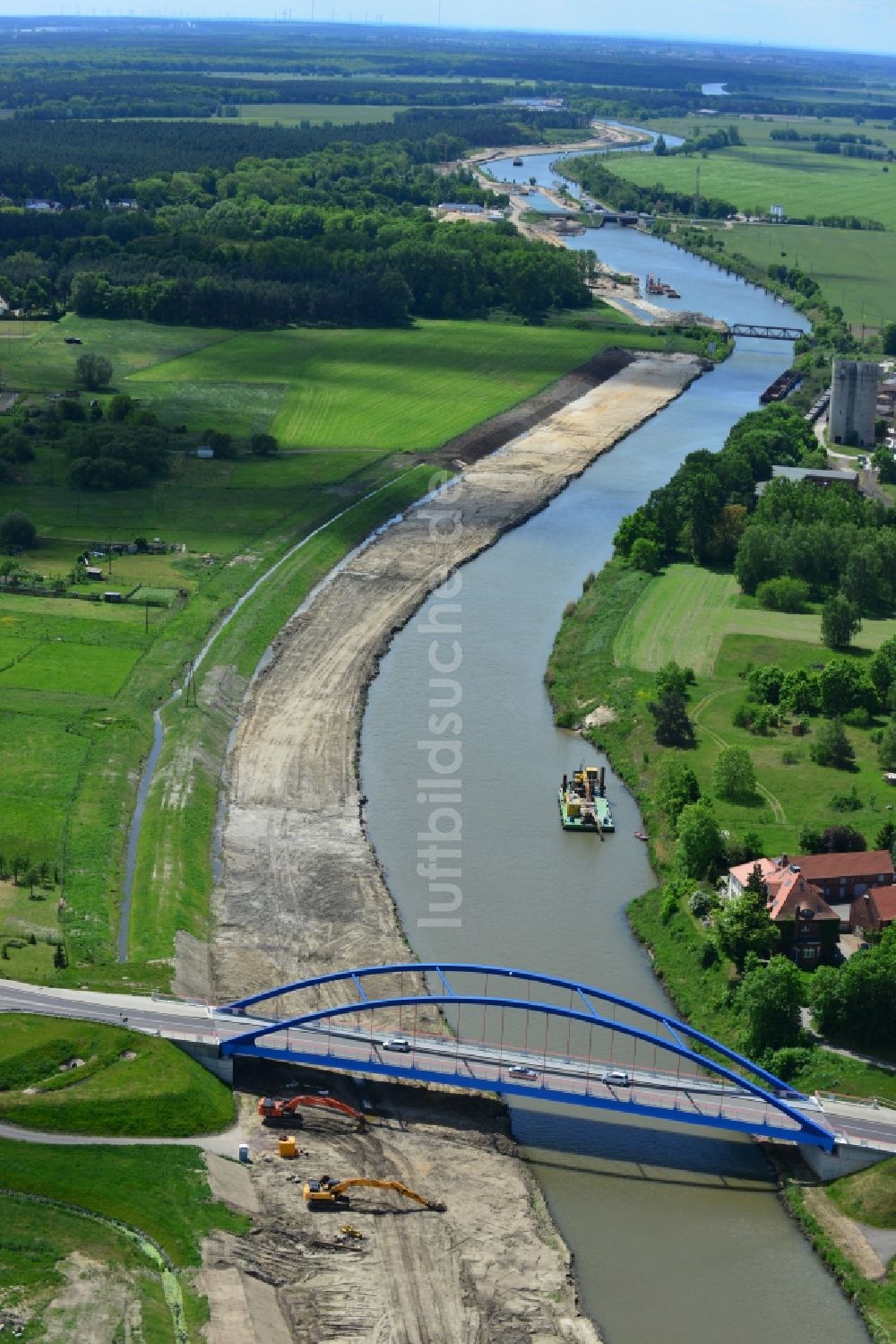 Luftaufnahme Güsen - Güsener Straßenbrücke über dem Elbe-Havel-Kanal im Bundesland Sachsen-Anhalt