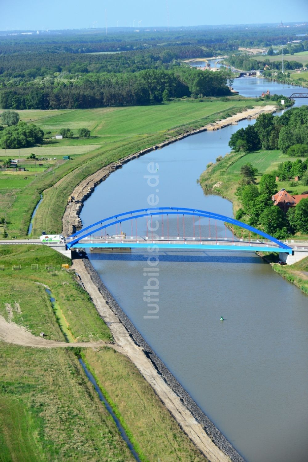 Luftaufnahme Elbe-Parey - Güsener Straßenbrücke über dem Elbe-Havel-Kanal im Bundesland Sachsen-Anhalt