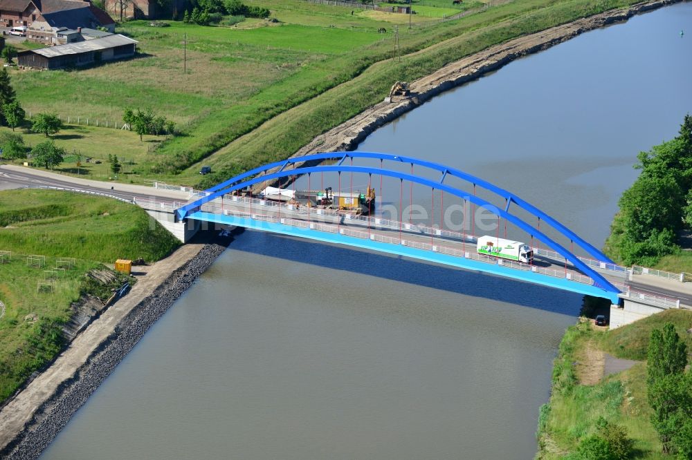 Elbe-Parey von oben - Güsener Straßenbrücke über dem Elbe-Havel-Kanal im Bundesland Sachsen-Anhalt