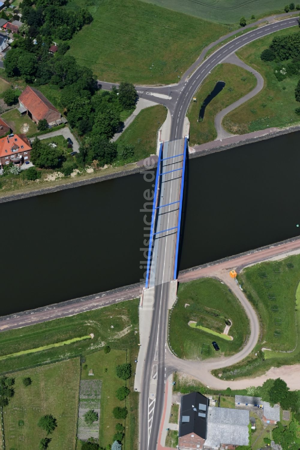 Elbe-Parey von oben - Güsener Straßenbrücke über dem Elbe-Havel-Kanal im Bundesland Sachsen-Anhalt