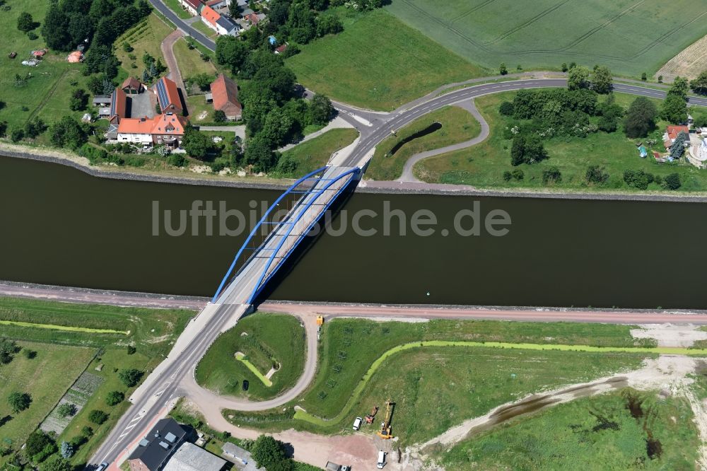 Elbe-Parey aus der Vogelperspektive: Güsener Straßenbrücke über dem Elbe-Havel-Kanal im Bundesland Sachsen-Anhalt