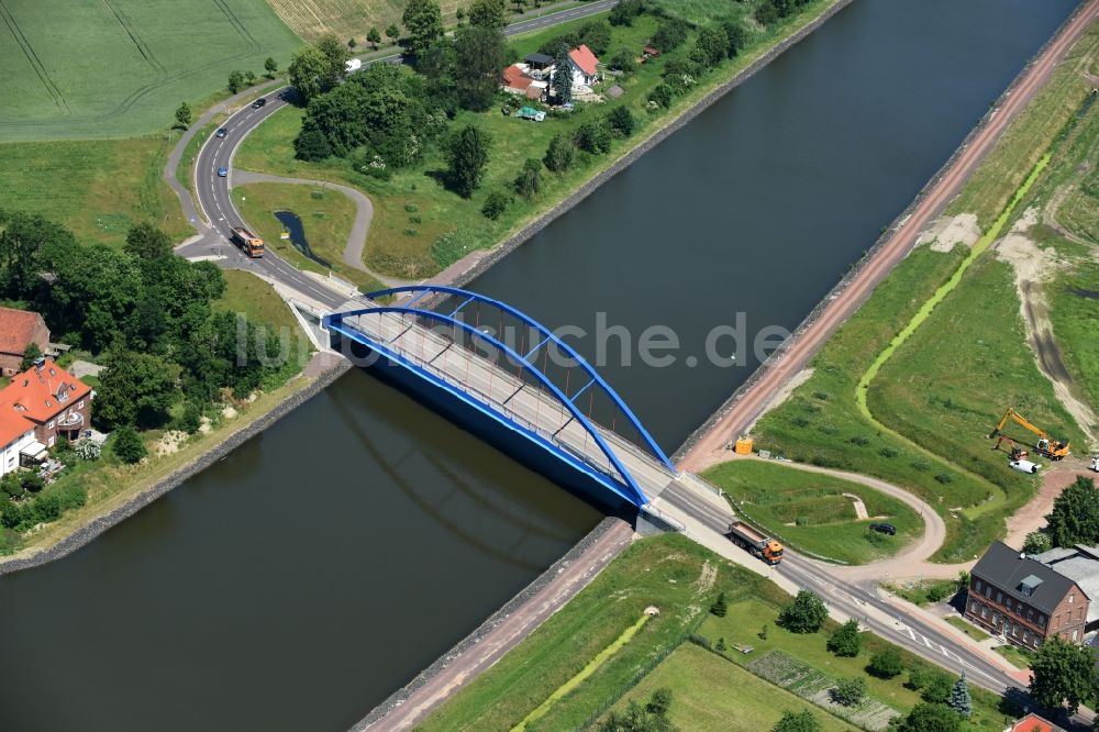 Elbe-Parey von oben - Güsener Straßenbrücke über dem Elbe-Havel-Kanal im Bundesland Sachsen-Anhalt