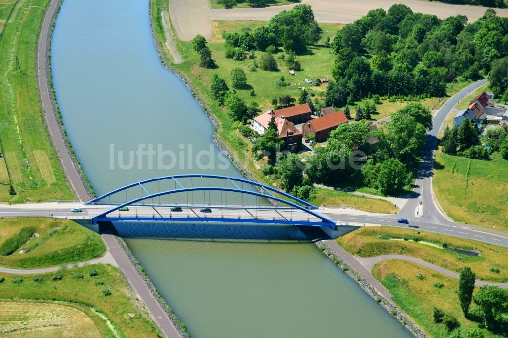 Elbe-Parey von oben - Güsener Straßenbrücke über dem Elbe-Havel-Kanal im Bundesland Sachsen-Anhalt