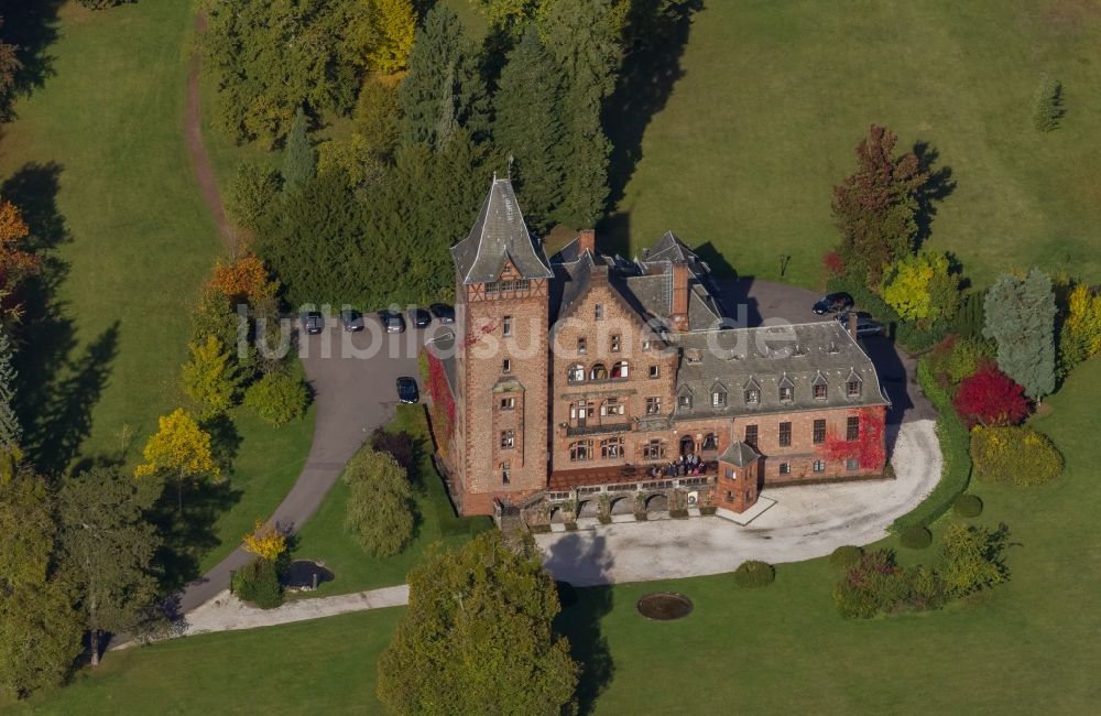 Mettlach aus der Vogelperspektive: Gästehaus Schloss Saareck in Mettlach im Bundesland Saarland