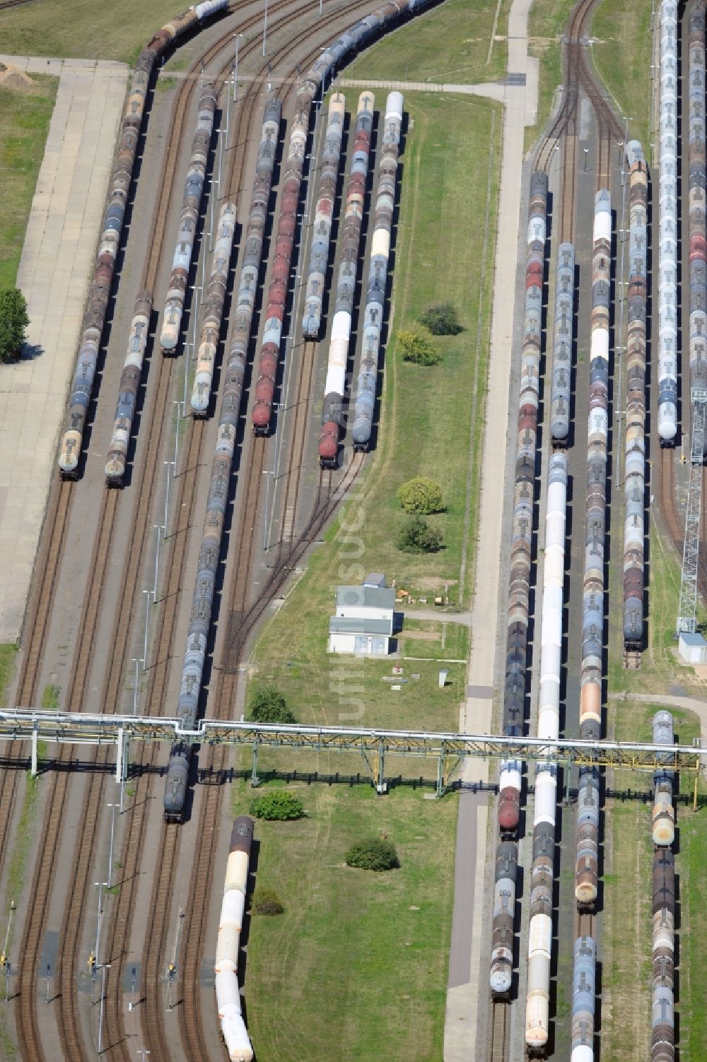 Luftaufnahme Leuna - Güterbahnhof und Abfüllstation auf dem Gelände der TOTAL Raffinerie Mitteldeutschland in Leuna im Bundesland Sachsen-Anhalt