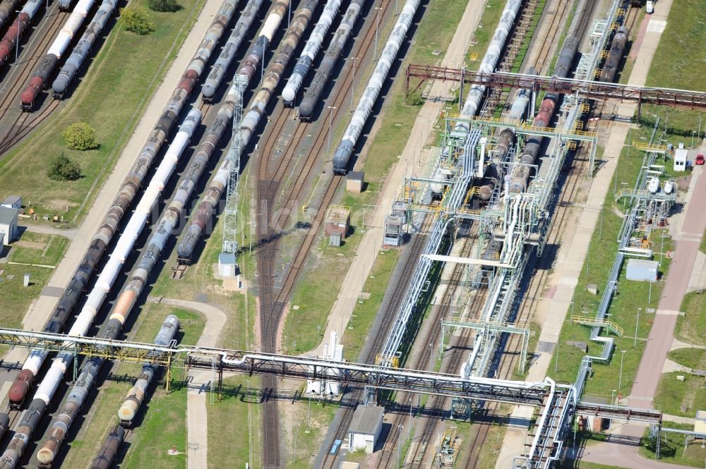 Leuna von oben - Güterbahnhof und Abfüllstation auf dem Gelände der TOTAL Raffinerie Mitteldeutschland in Leuna im Bundesland Sachsen-Anhalt