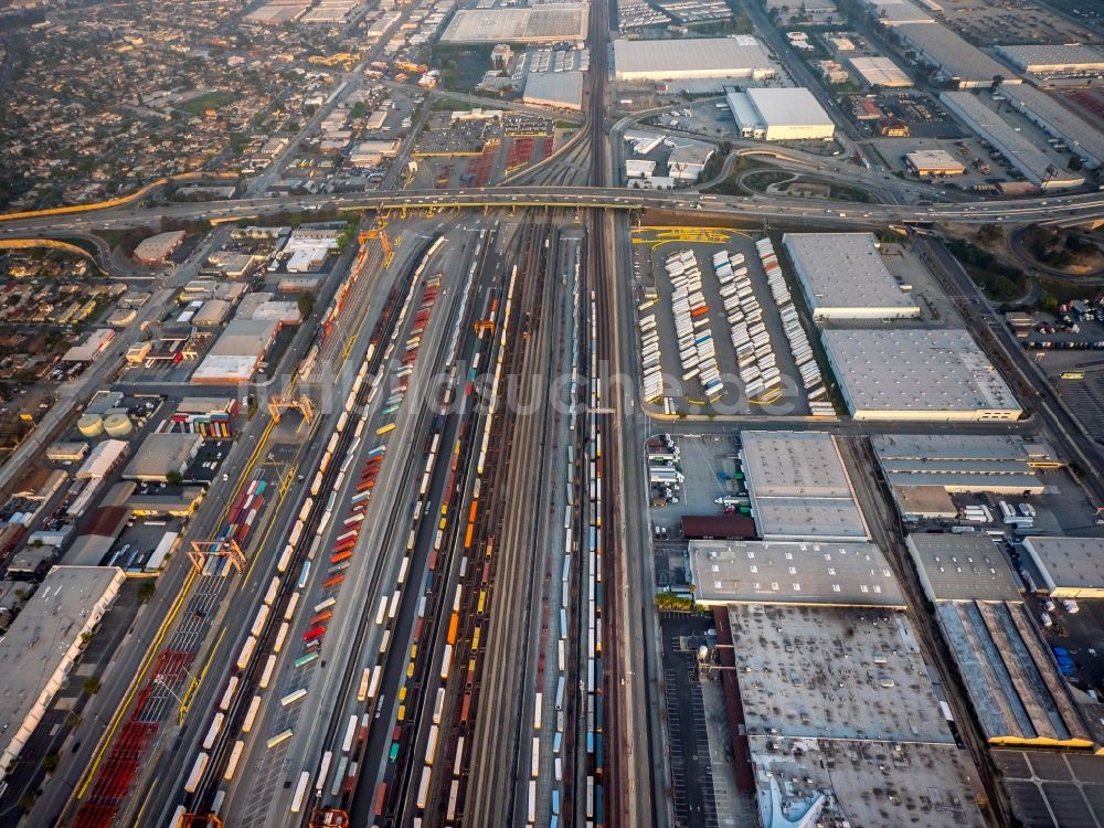 Vernon von oben - Güterbahnhof, Industriegebiet und Container Terminals entlang des Bandini Blvd in Vernon in Kalifornien, USA