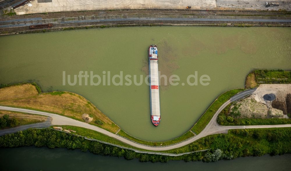 Hamm aus der Vogelperspektive: Güterschiff im Schiffswendebecken der Wasserstraße des Datteln-Hamm-Kanal in Hamm im Bundesland Nordrhein-Westfalen