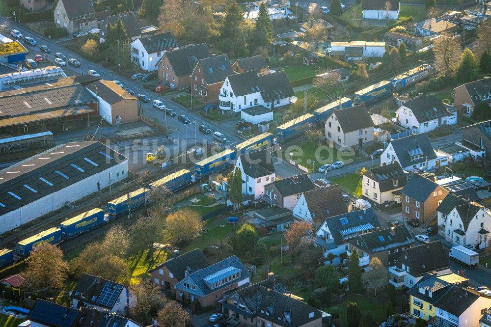 Hamm aus der Vogelperspektive: Güterzug- Fahrt auf der Gleis- Strecke am Bahnübergang Langewanneweg in Hamm im Bundesland Nordrhein-Westfalen, Deutschland