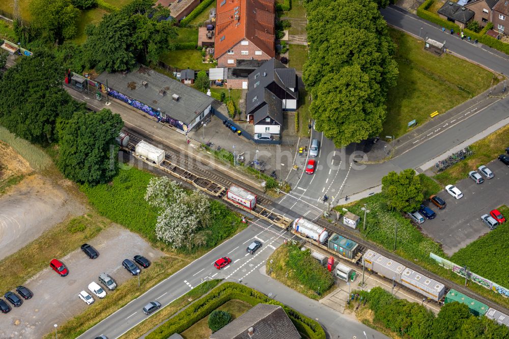 Luftaufnahme Sythen - Güterzug- Fahrt auf der Gleis- Strecke am Bahnübergang Stockwieser Damm in Sythen im Bundesland Nordrhein-Westfalen, Deutschland