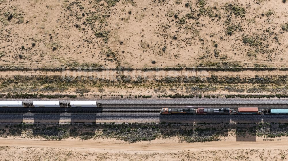 Hualapai von oben - Güterzug- Fahrt auf der Gleis- Strecke entlang der Route 66 in Hualapai in Arizona, USA