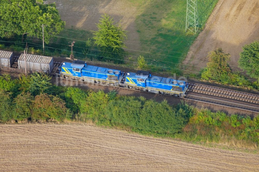 Neu-Eichenberg aus der Vogelperspektive: Güterzug in Neu-Eichenberg im Bundesland Hessen