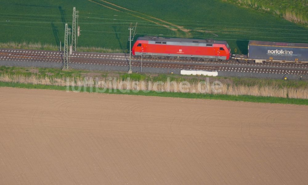 Rosdorf von oben - Güterzug in Rosdorf im Bundesland Niedersachsen