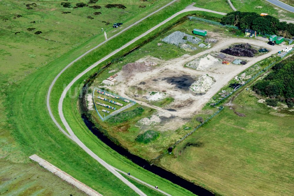 Norderney aus der Vogelperspektive: Güteschutzgemeinschaft für Verkehrseinrichtungen Freiwitterungsanlage auf der Insel Norderney an der Landebahn im Bundesland Niedersachsen, Deutschland