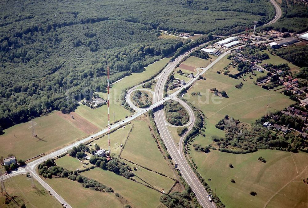 Luftaufnahme Göttelborn / Saarland - Göttelborn / Saarland Blick auf die Sanierung des Sendemastes im Saarland durch die Firma W