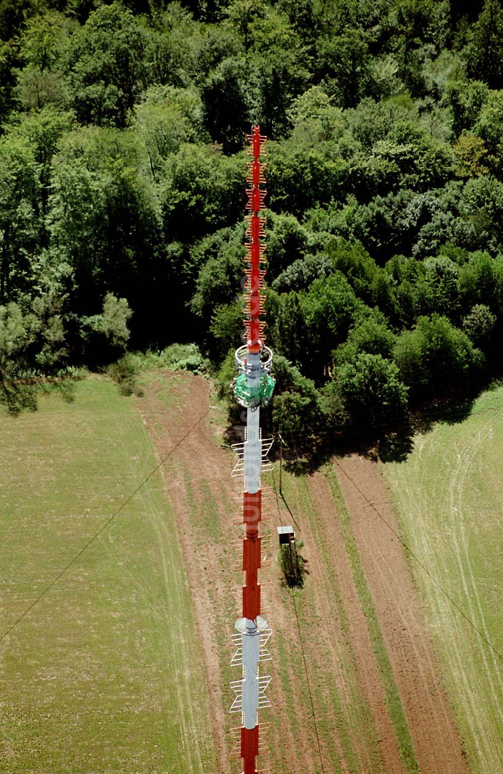 Göttelborn / Saarland aus der Vogelperspektive: Göttelborn / Saarland Blick auf die Sanierung des Sendemastes im Saarland durch die Firma W