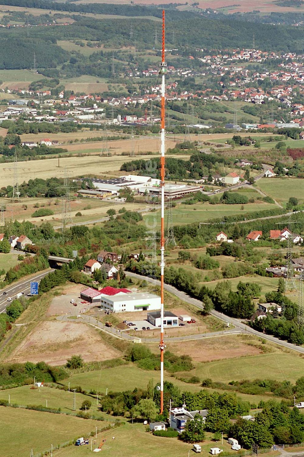 Göttelborn / Saarland von oben - Göttelborn / Saarland Blick auf die Sanierung des Sendemastes im Saarland durch die Firma W