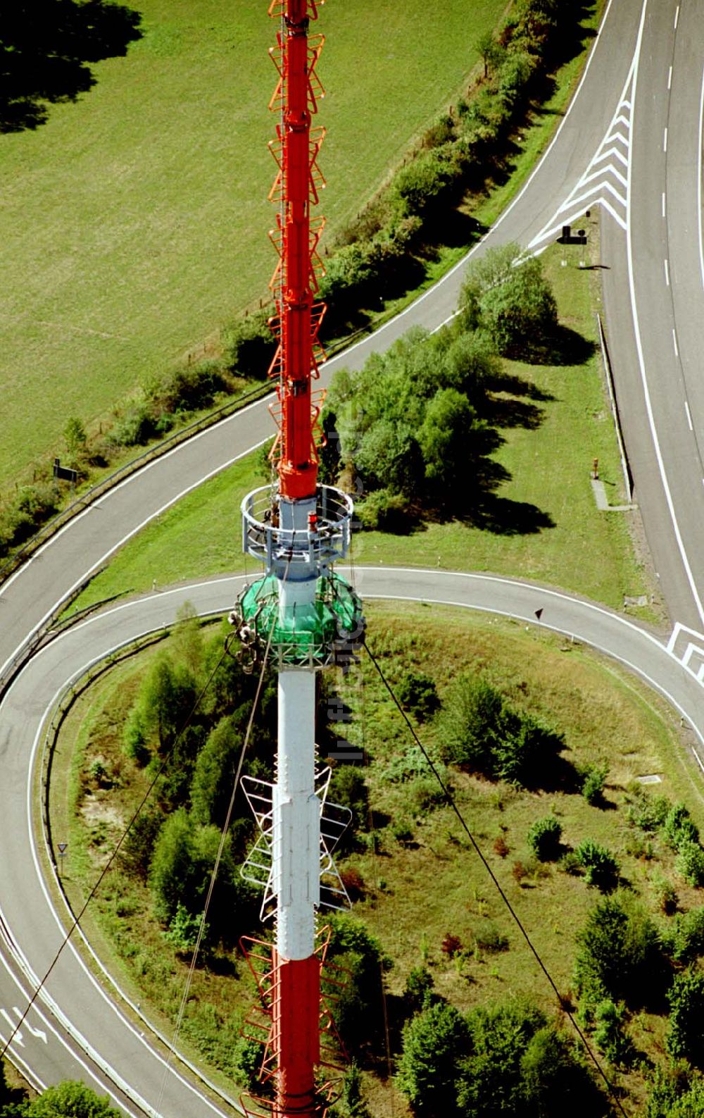 Luftaufnahme Göttelborn / Saarland - Göttelborn / Saarland Blick auf die Sanierung des Sendemastes im Saarland durch die Firma W